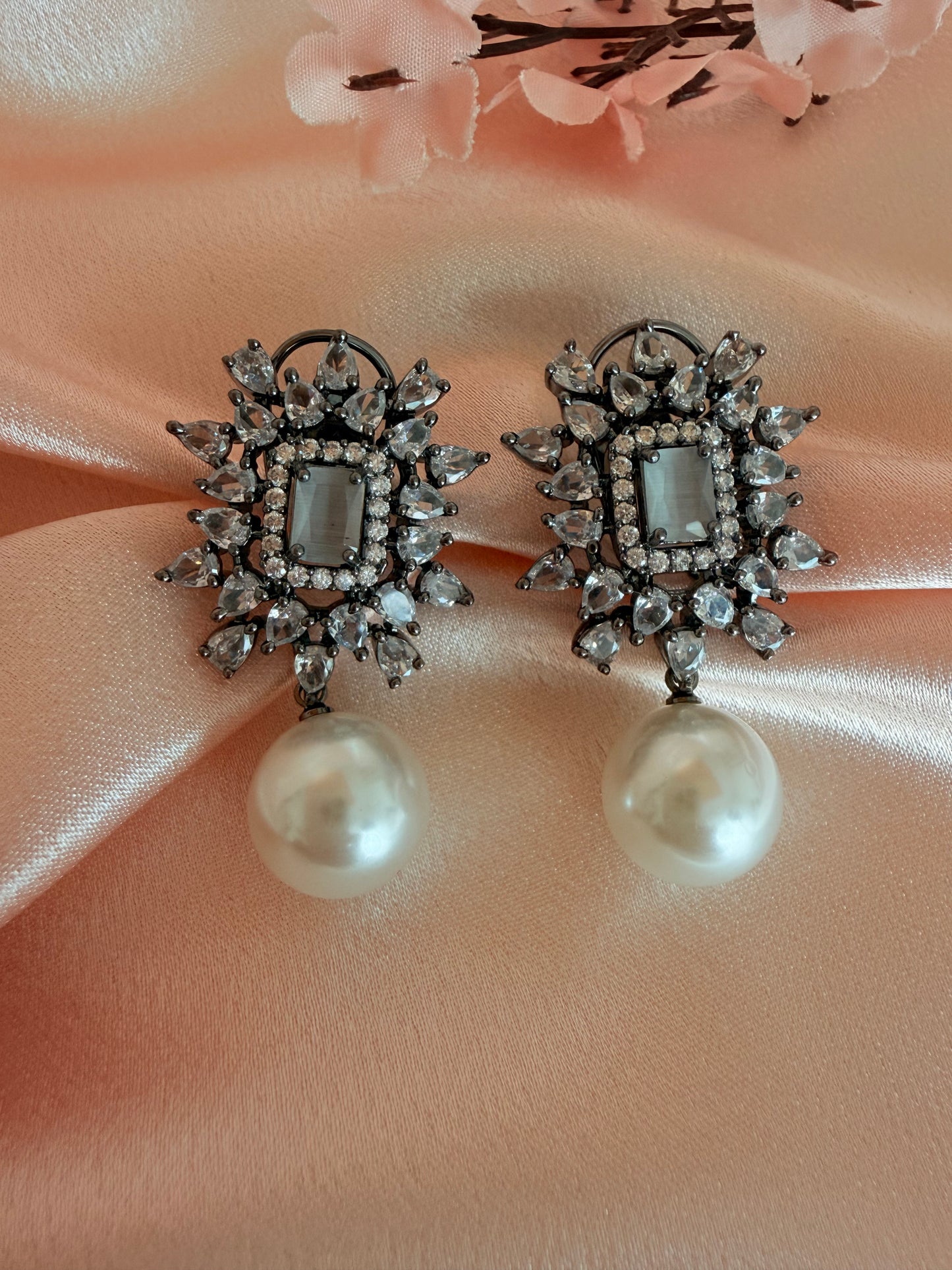 Black gold finish elegant earrings with pearl drops 💫