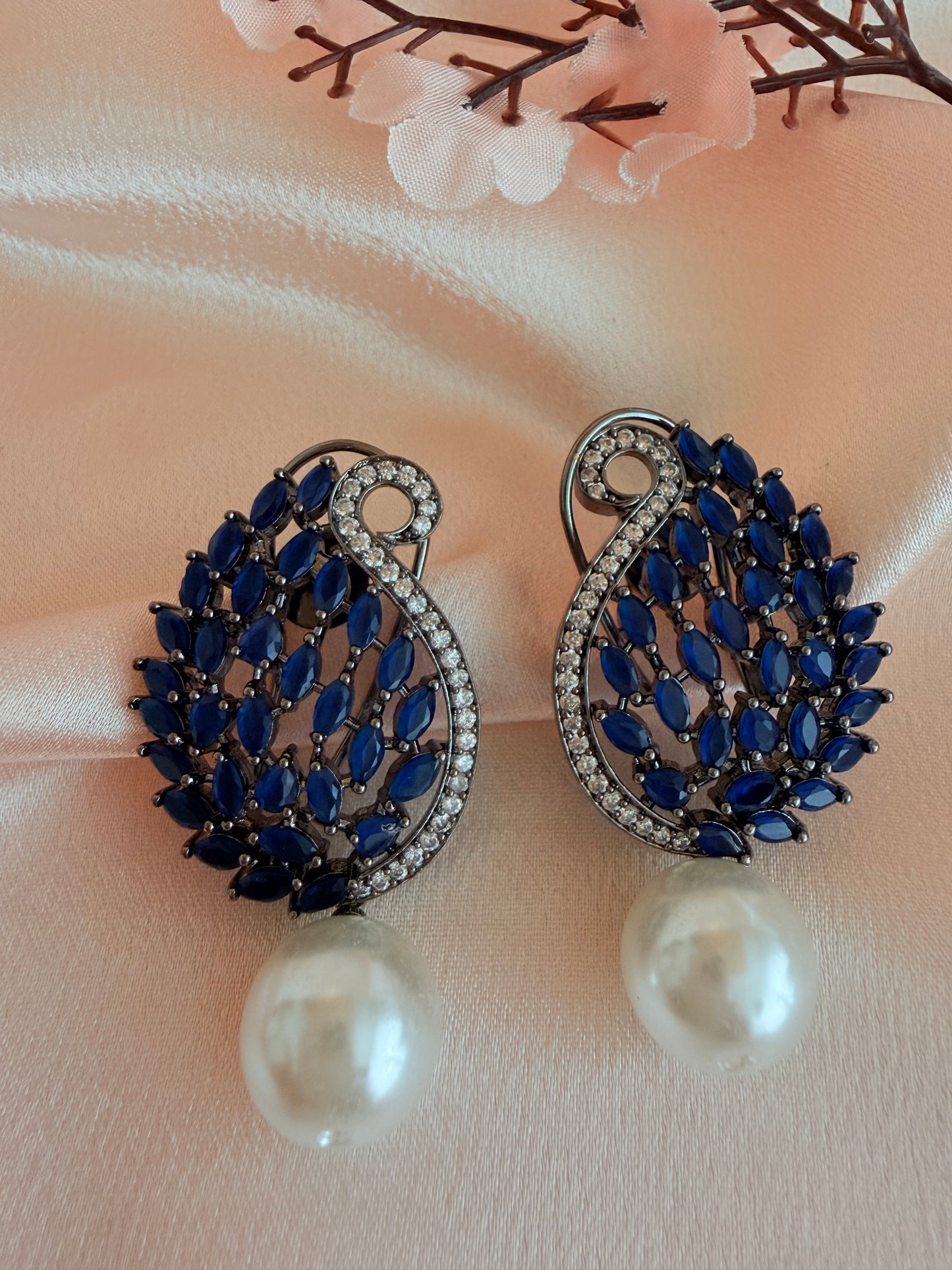 ✨Black plated CZ short Pearl Earrings ✨