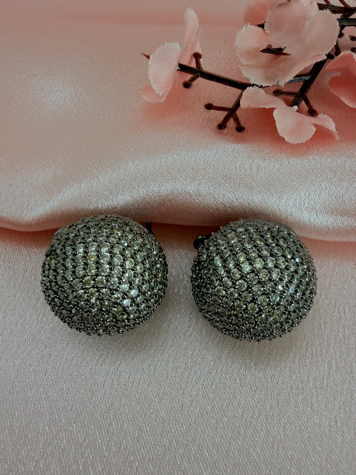 ✨Gunmetal rhodium plated nano setting Cubic zirconia studs✨