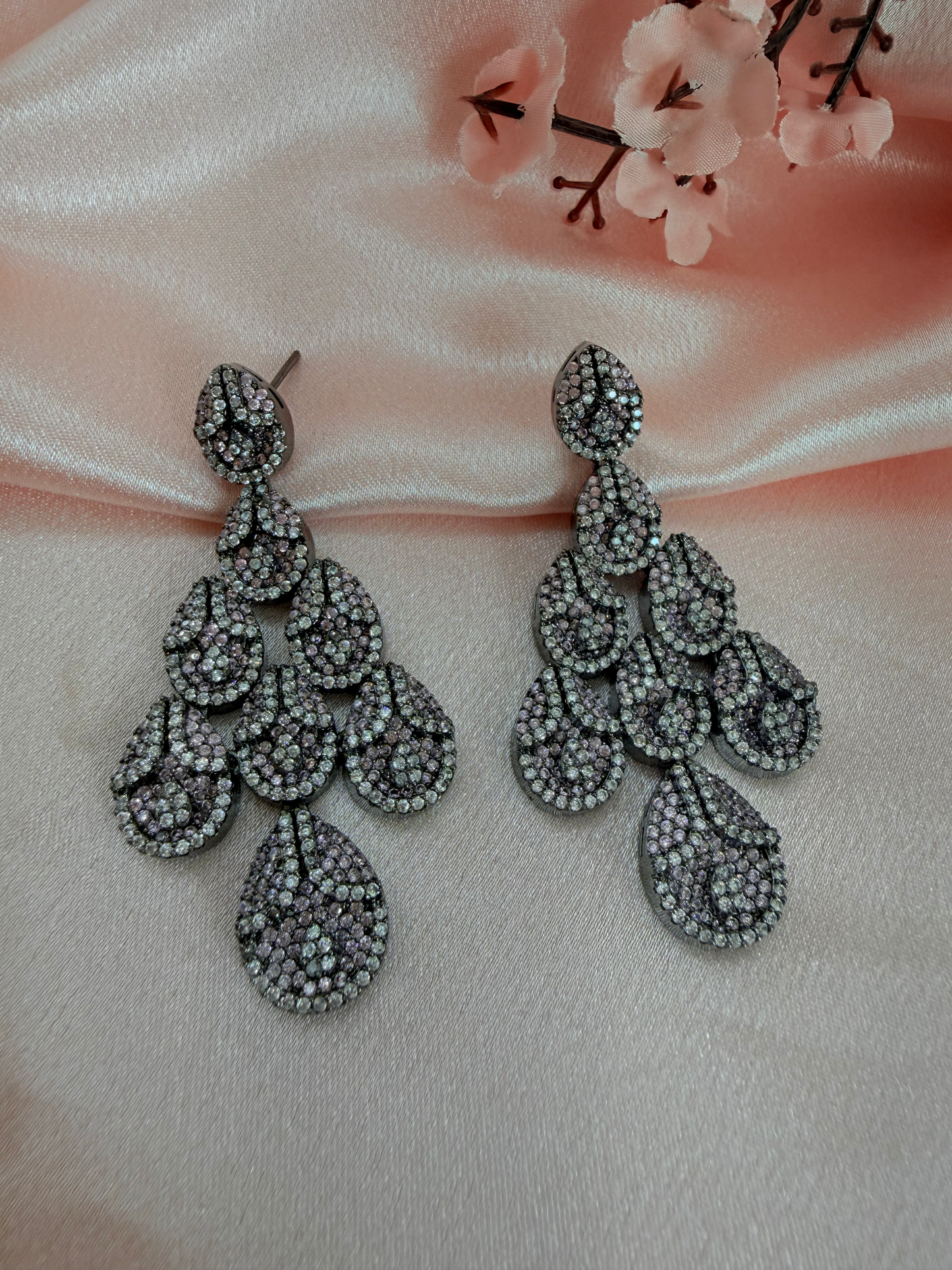 ✨Pink leaf shared drop earrings,rhodium plated has cubic Zirconium ✨