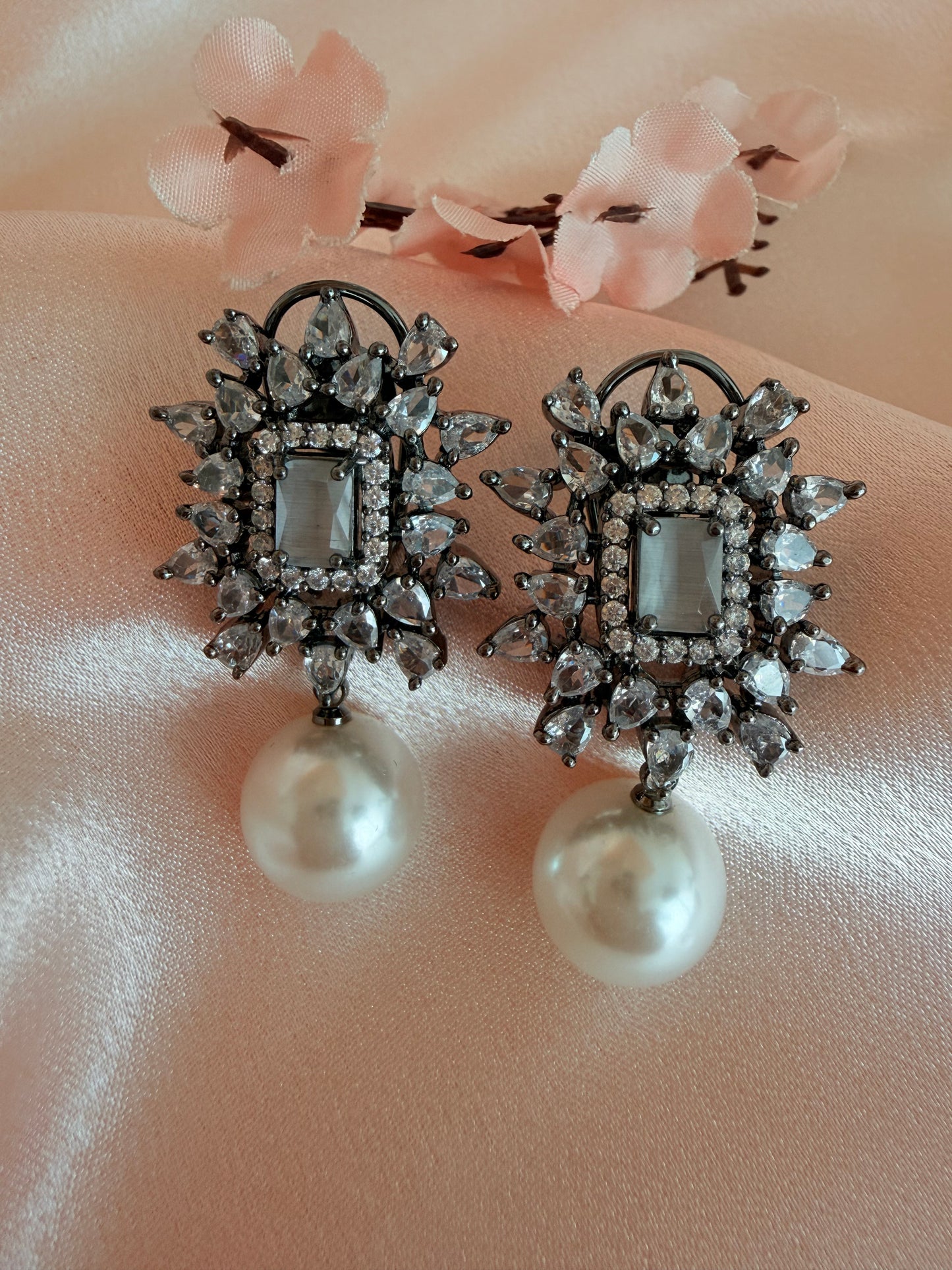 Black gold finish elegant earrings with pearl drops 💫
