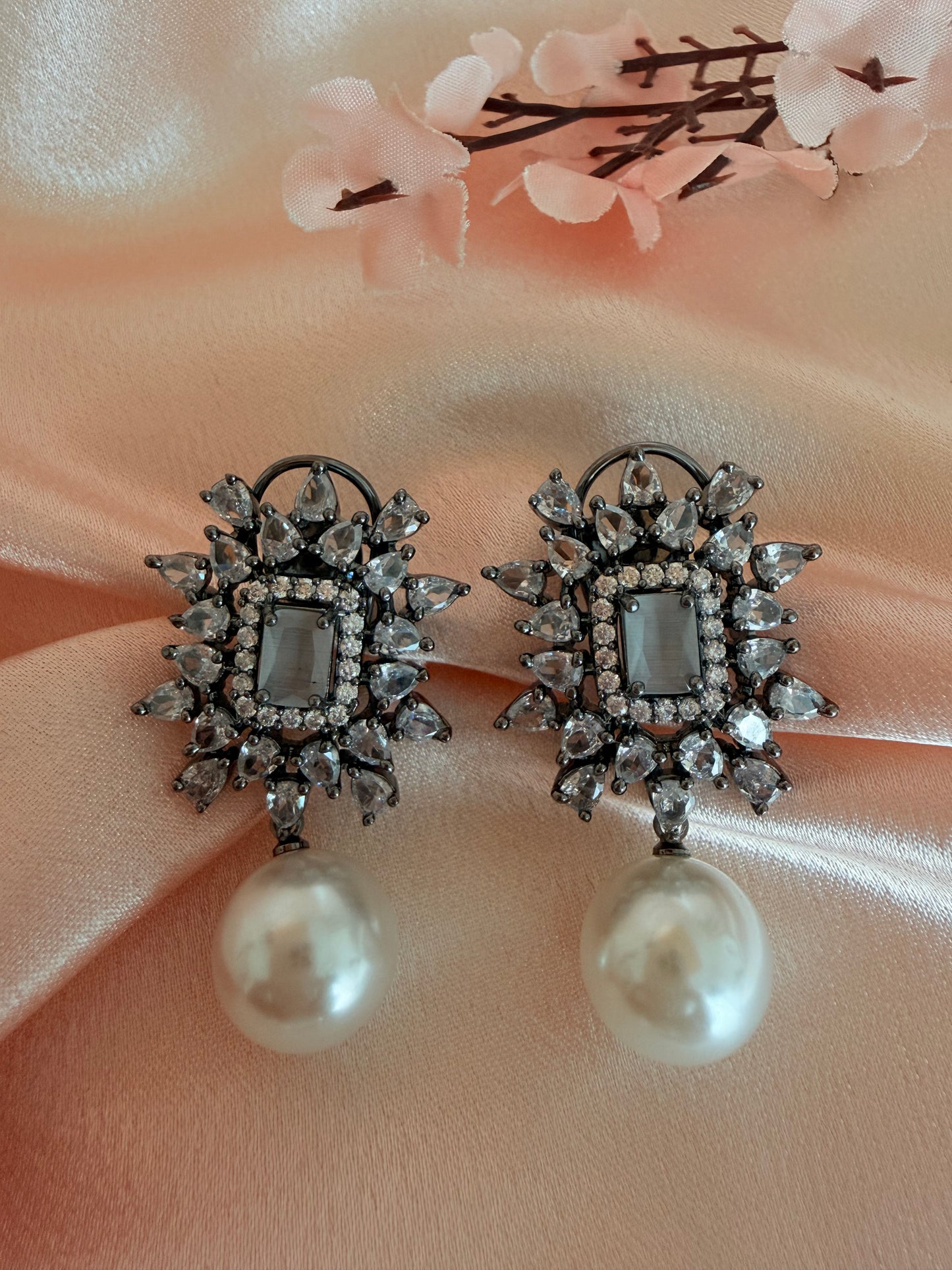 Black gold finish elegant earrings with pearl drops 💫