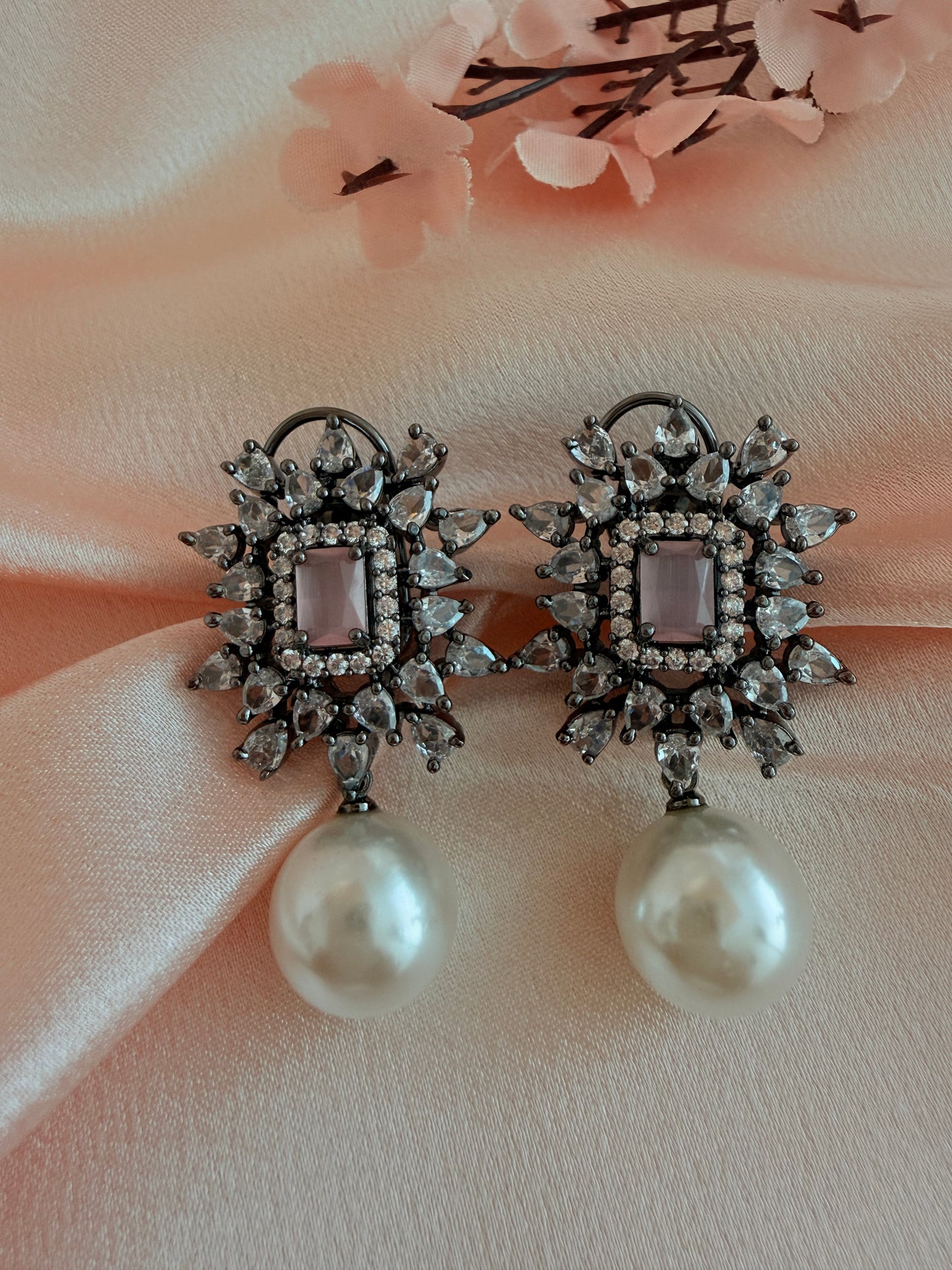 Black gold finish elegant earrings with pearl drops 💫