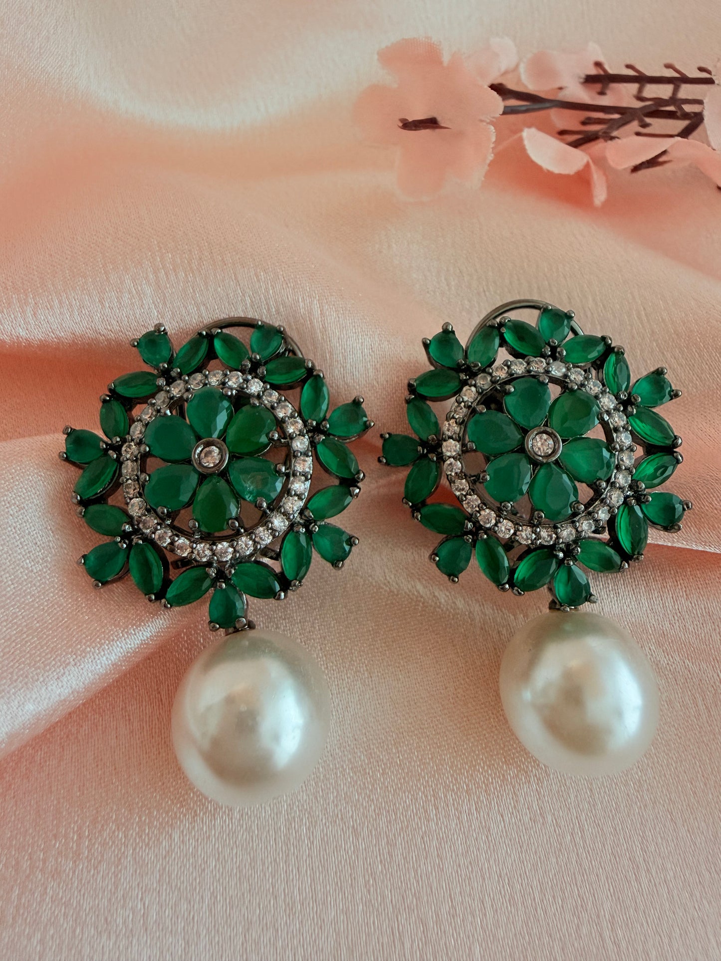 💚Green’s CZ floral shaped stud featuring petals with a pearl drop💚