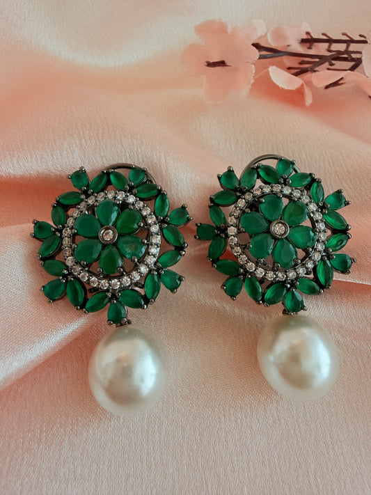 💚Green’s CZ floral shaped stud featuring petals with a pearl drop💚