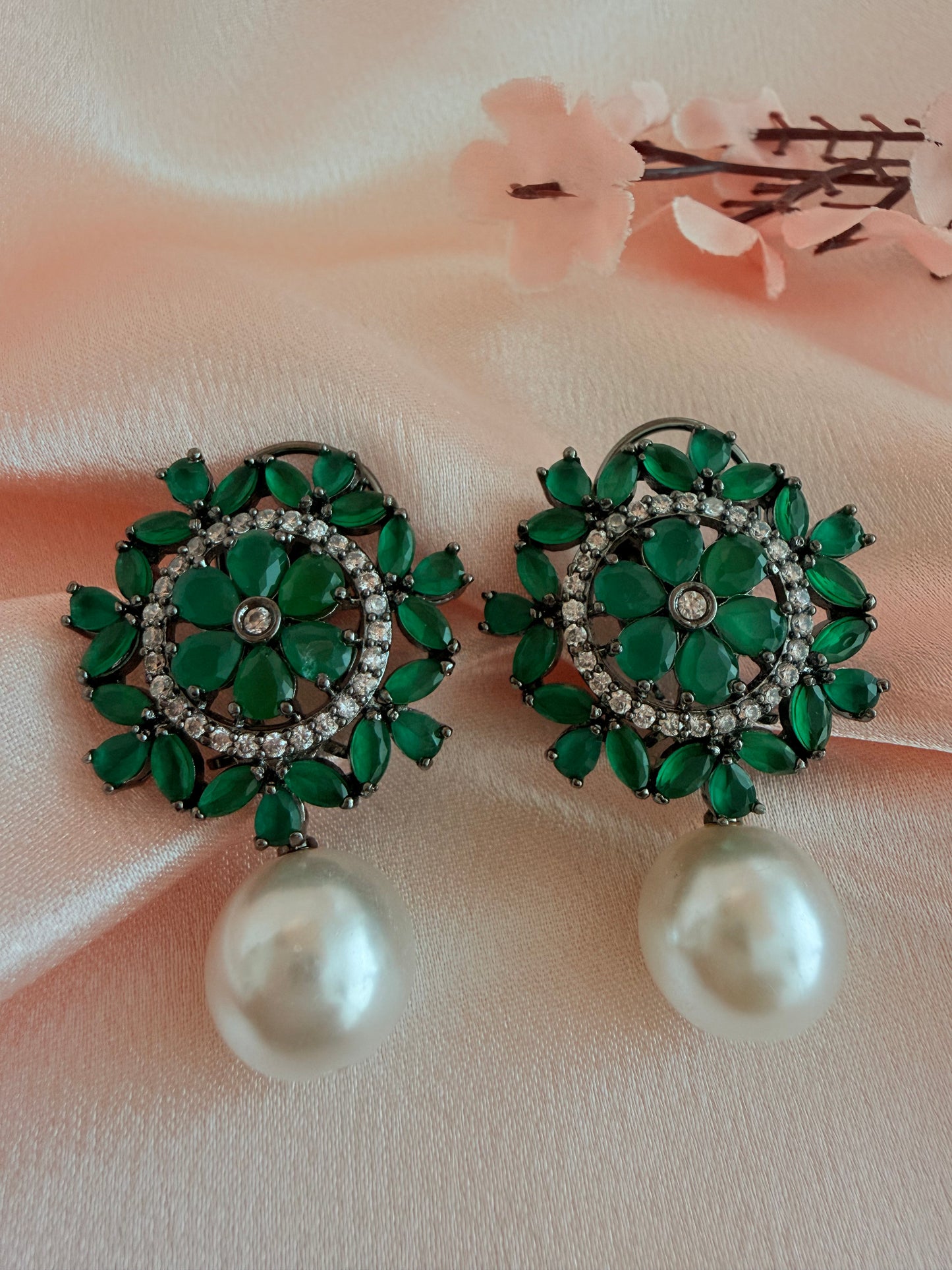 💚Green’s CZ floral shaped stud featuring petals with a pearl drop💚