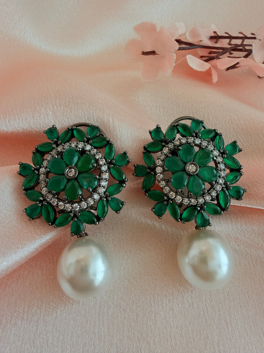 💚Green’s CZ floral shaped stud featuring petals with a pearl drop💚