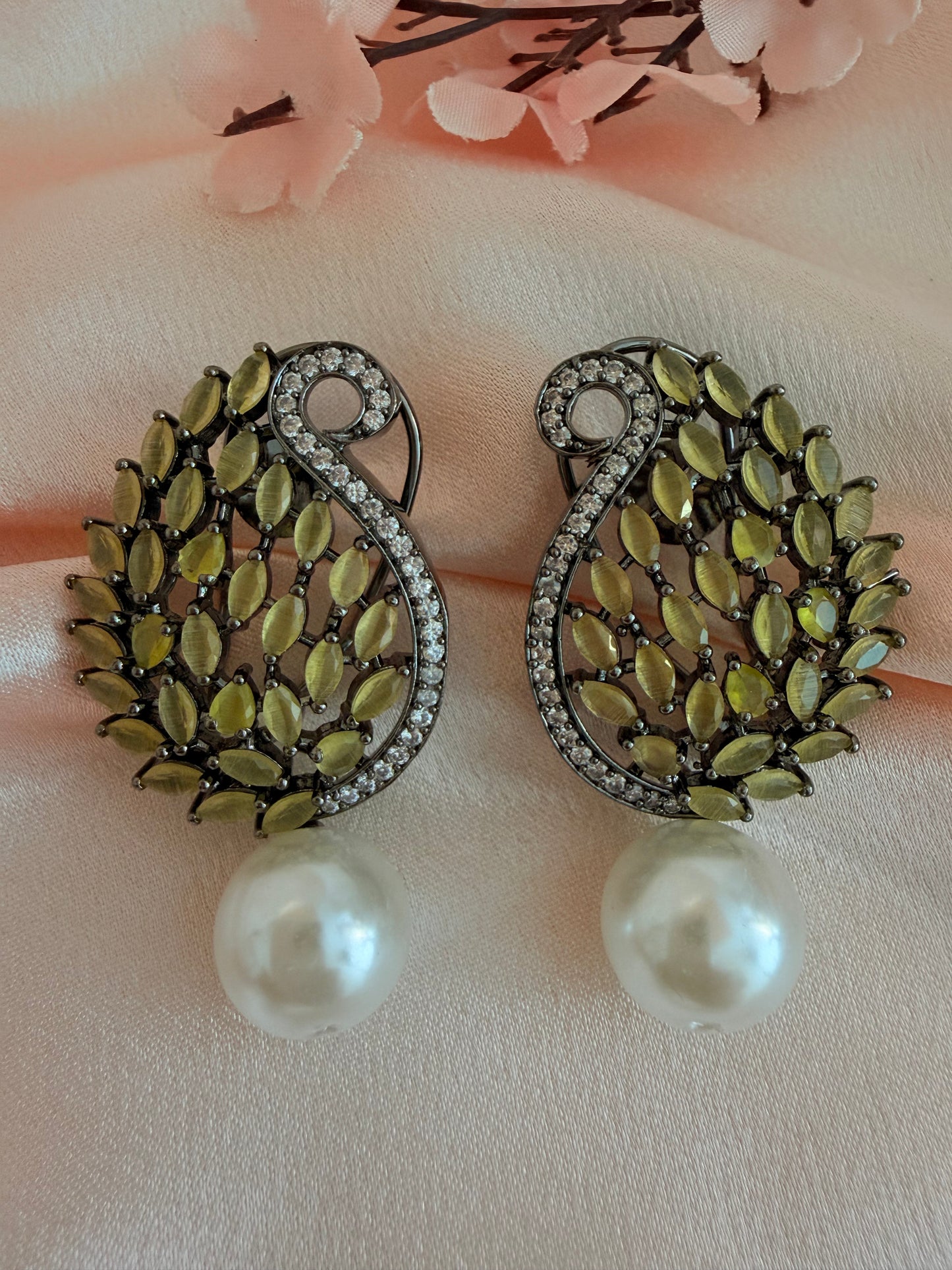 ✨Black plated CZ short Pearl Earrings ✨