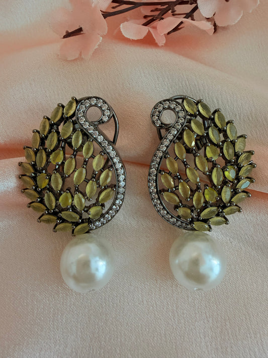 ✨Black plated CZ short Pearl Earrings ✨