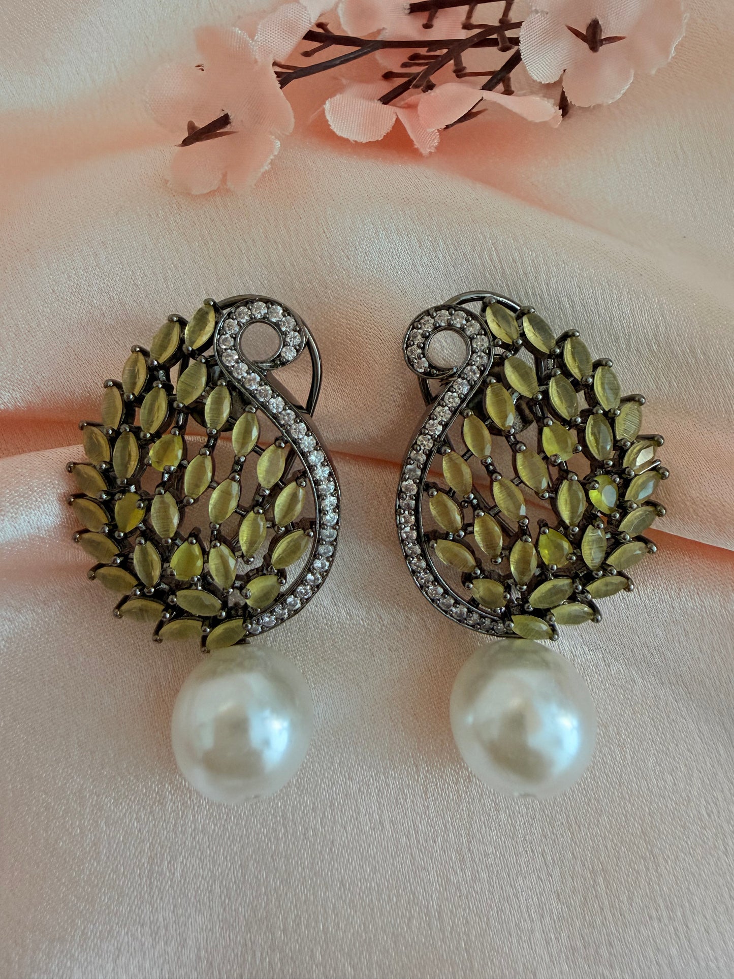 ✨Black plated CZ short Pearl Earrings ✨