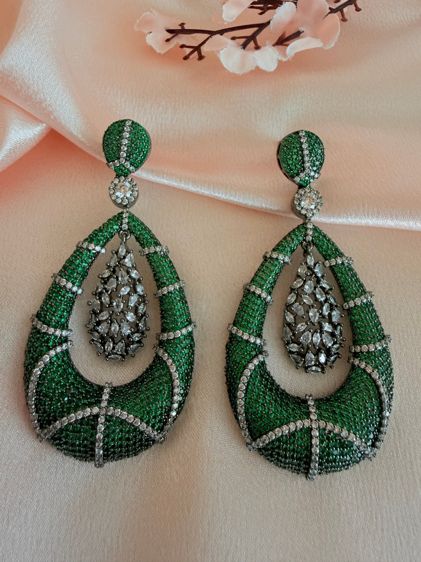 ✨Green & clear cubic Zirconia in a concentric Dewdrop design ✨