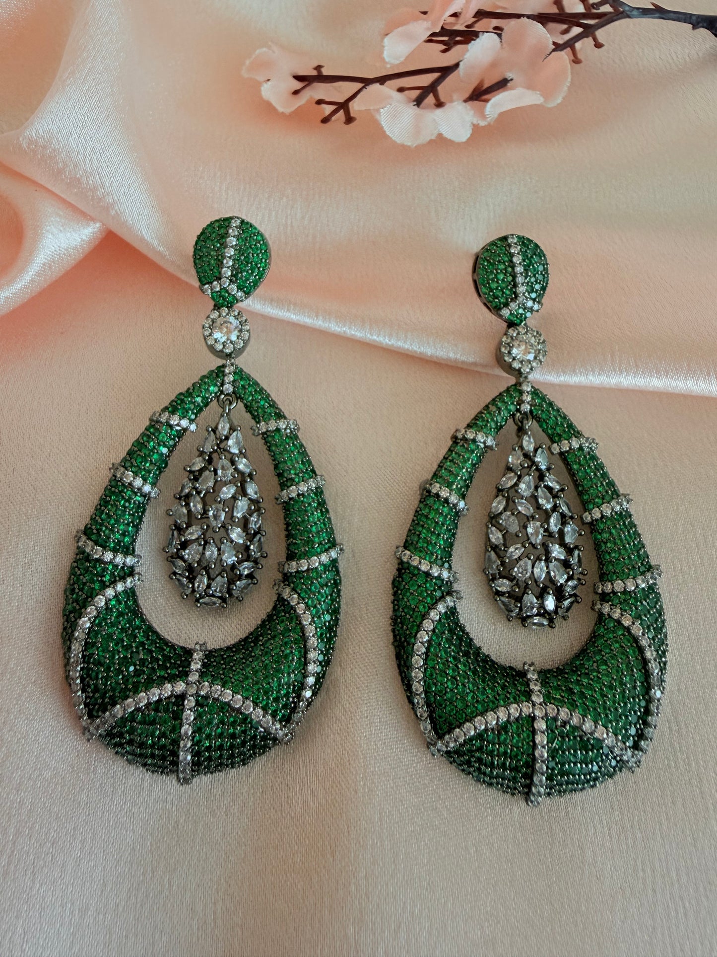 ✨Green & clear cubic Zirconia in a concentric Dewdrop design ✨
