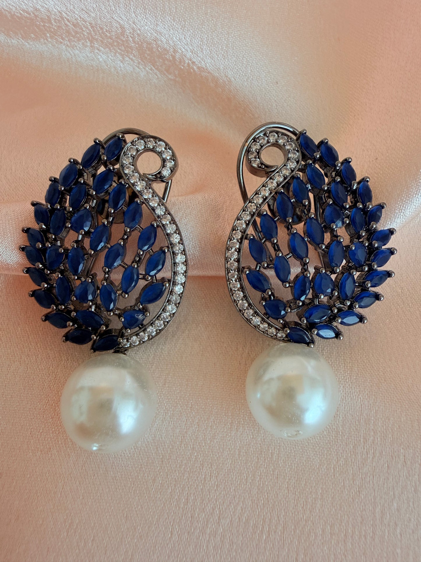 ✨Black plated CZ short Pearl Earrings ✨