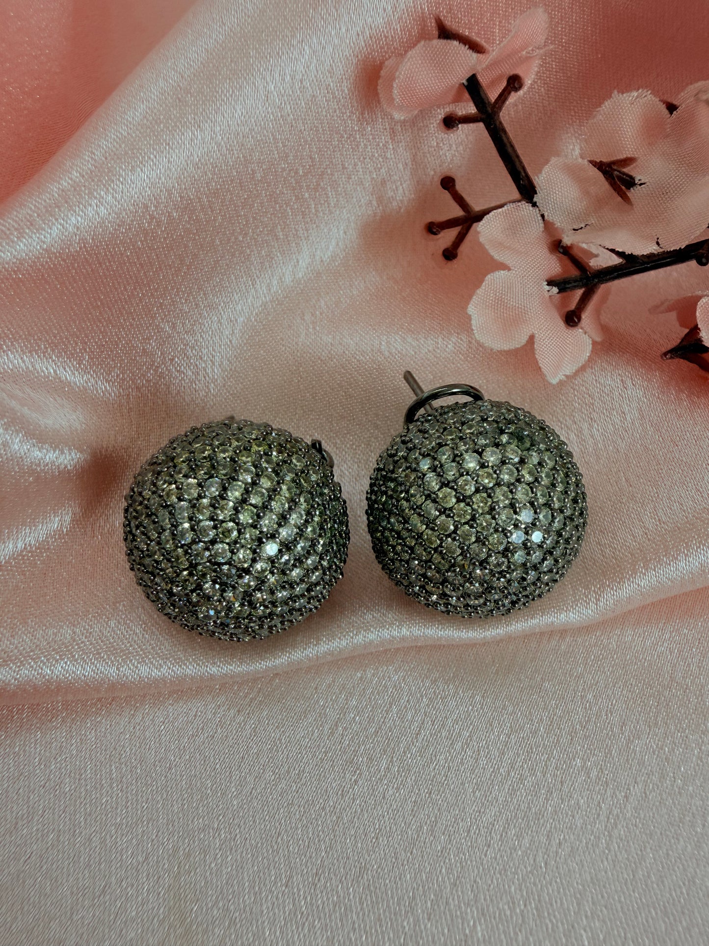 ✨Gunmetal rhodium plated nano setting Cubic zirconia studs✨