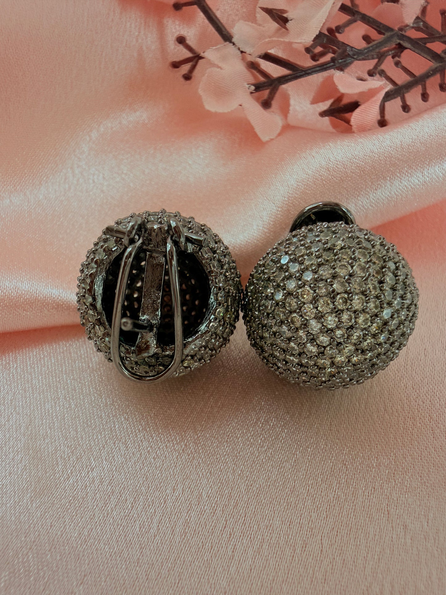✨Gunmetal rhodium plated nano setting Cubic zirconia studs✨