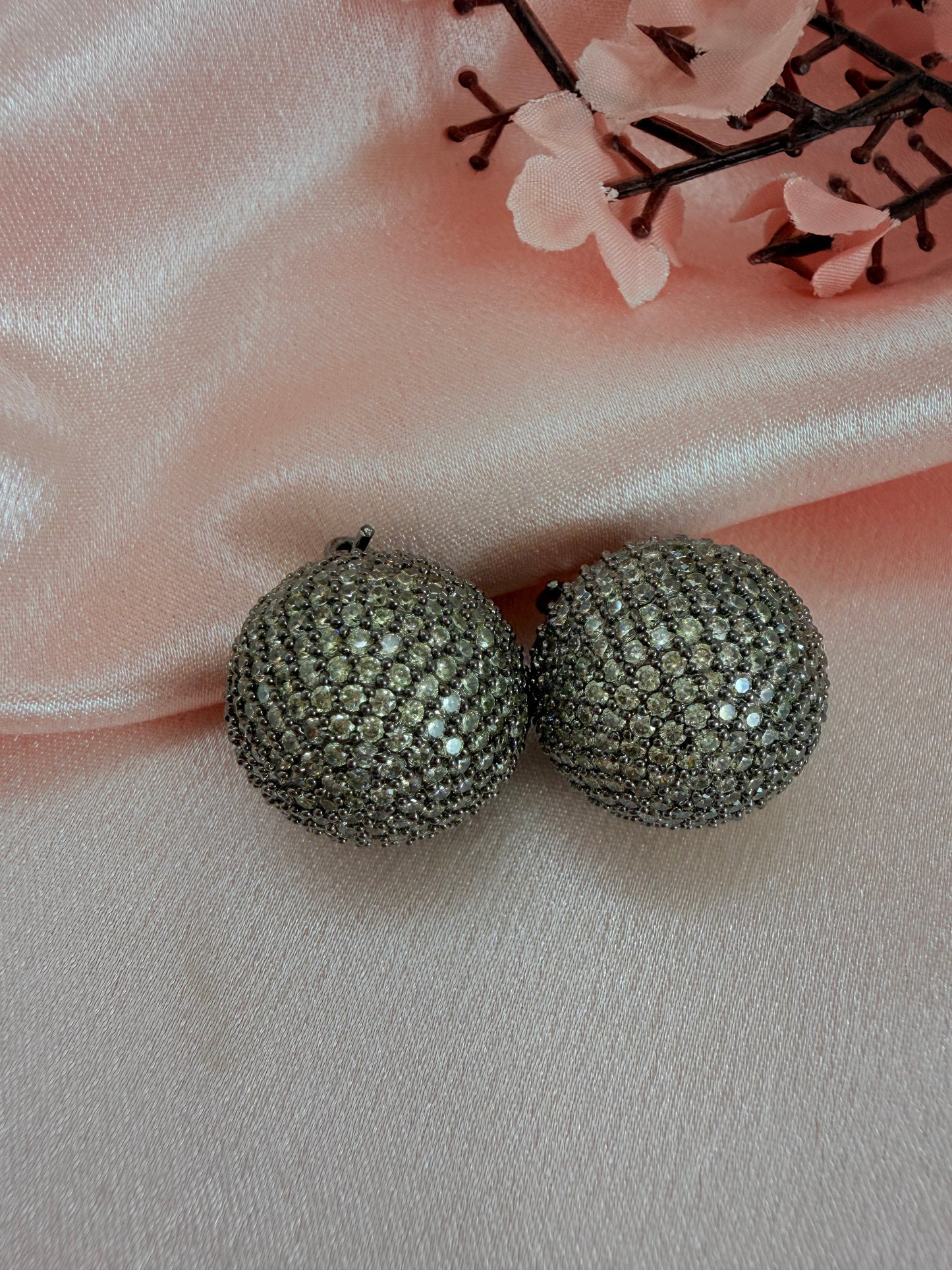 ✨Gunmetal rhodium plated nano setting Cubic zirconia studs✨