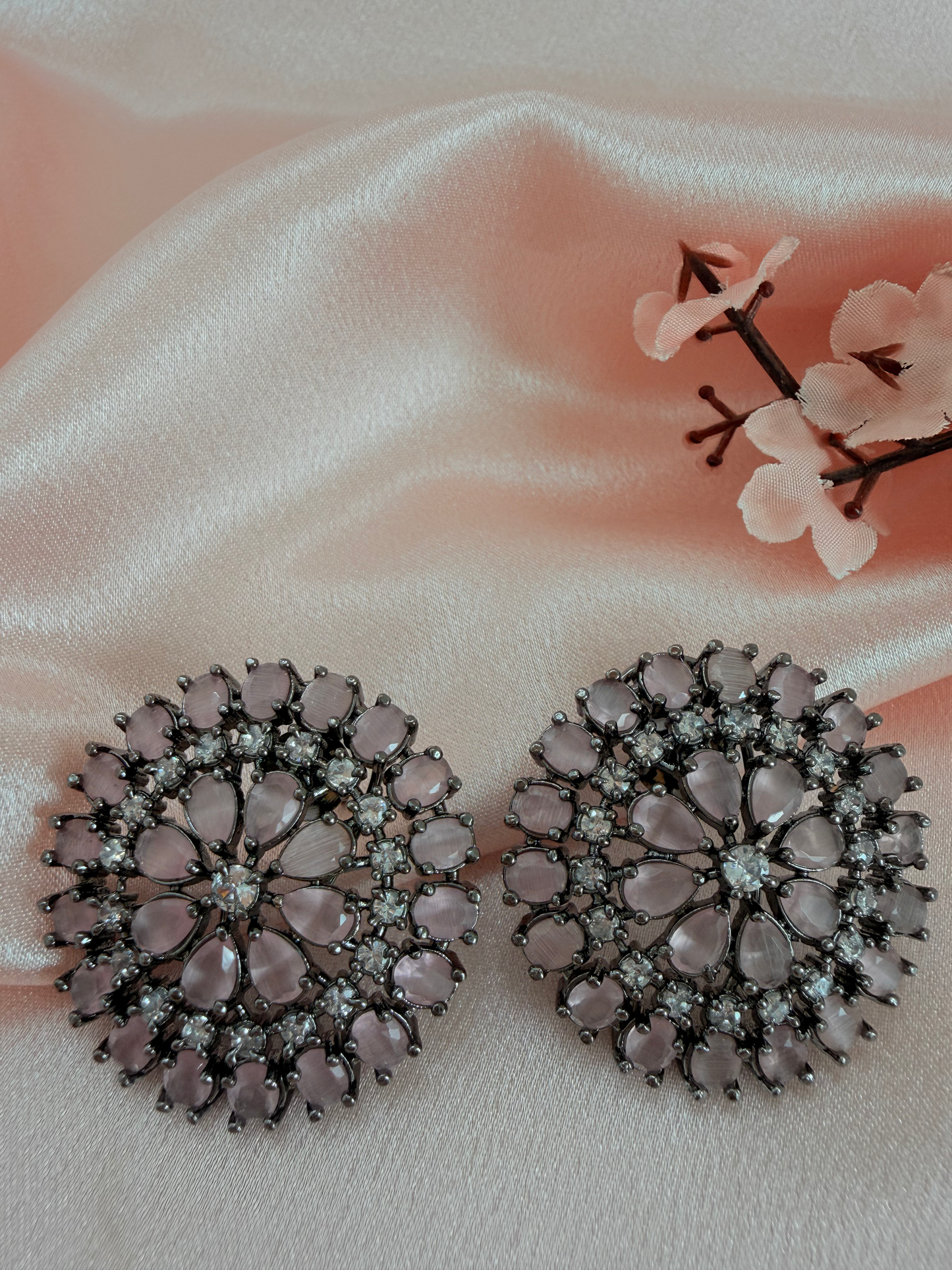 ✨Beautiful circular black rhodium Zircon Earrings ✨