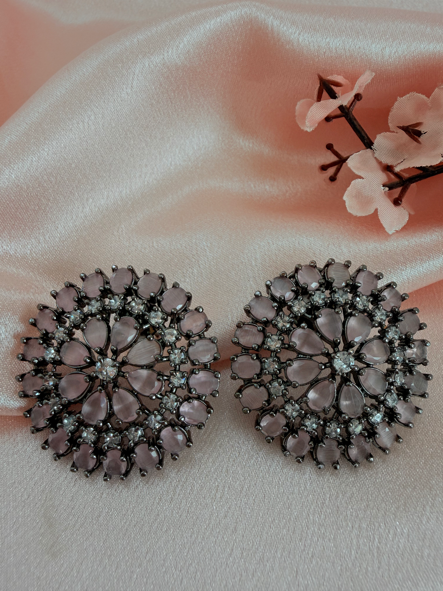 ✨Beautiful circular black rhodium Zircon Earrings ✨