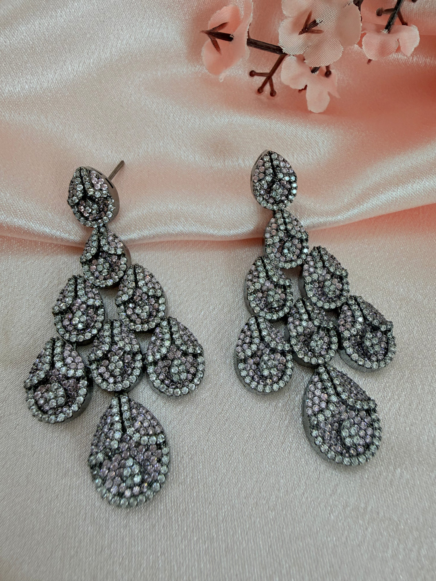 ✨Pink leaf shared drop earrings,rhodium plated has cubic Zirconium ✨