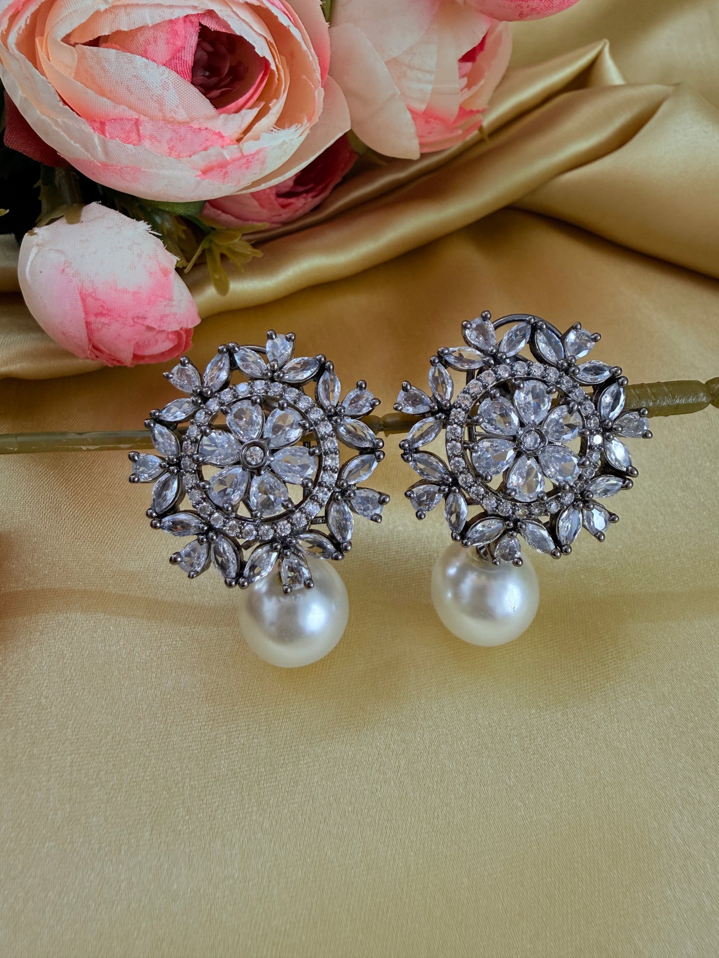 💚Green’s CZ floral shaped stud featuring petals with a pearl drop💚