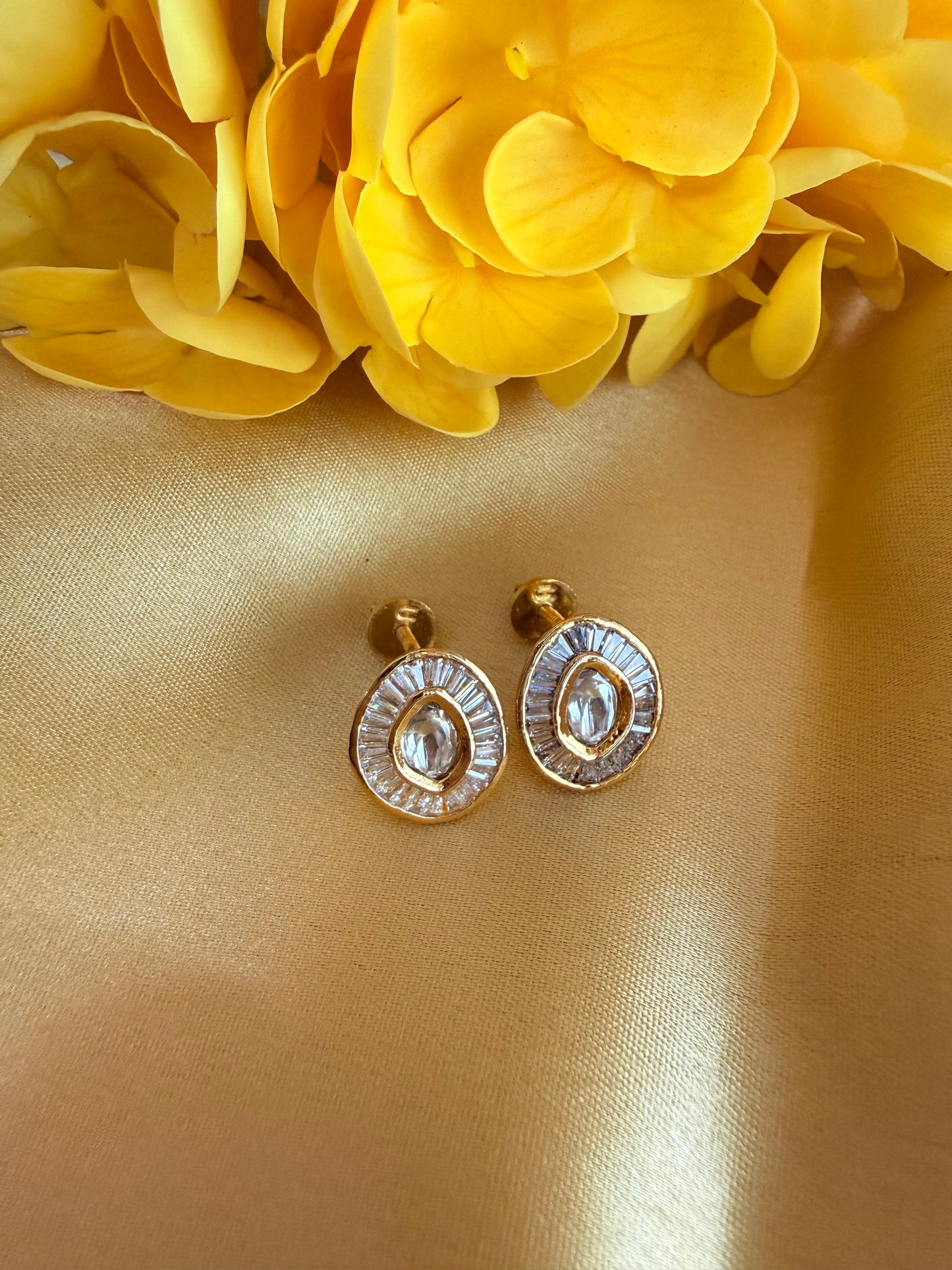 ✨Gold plated oval shared baguette American Diamond stud ✨