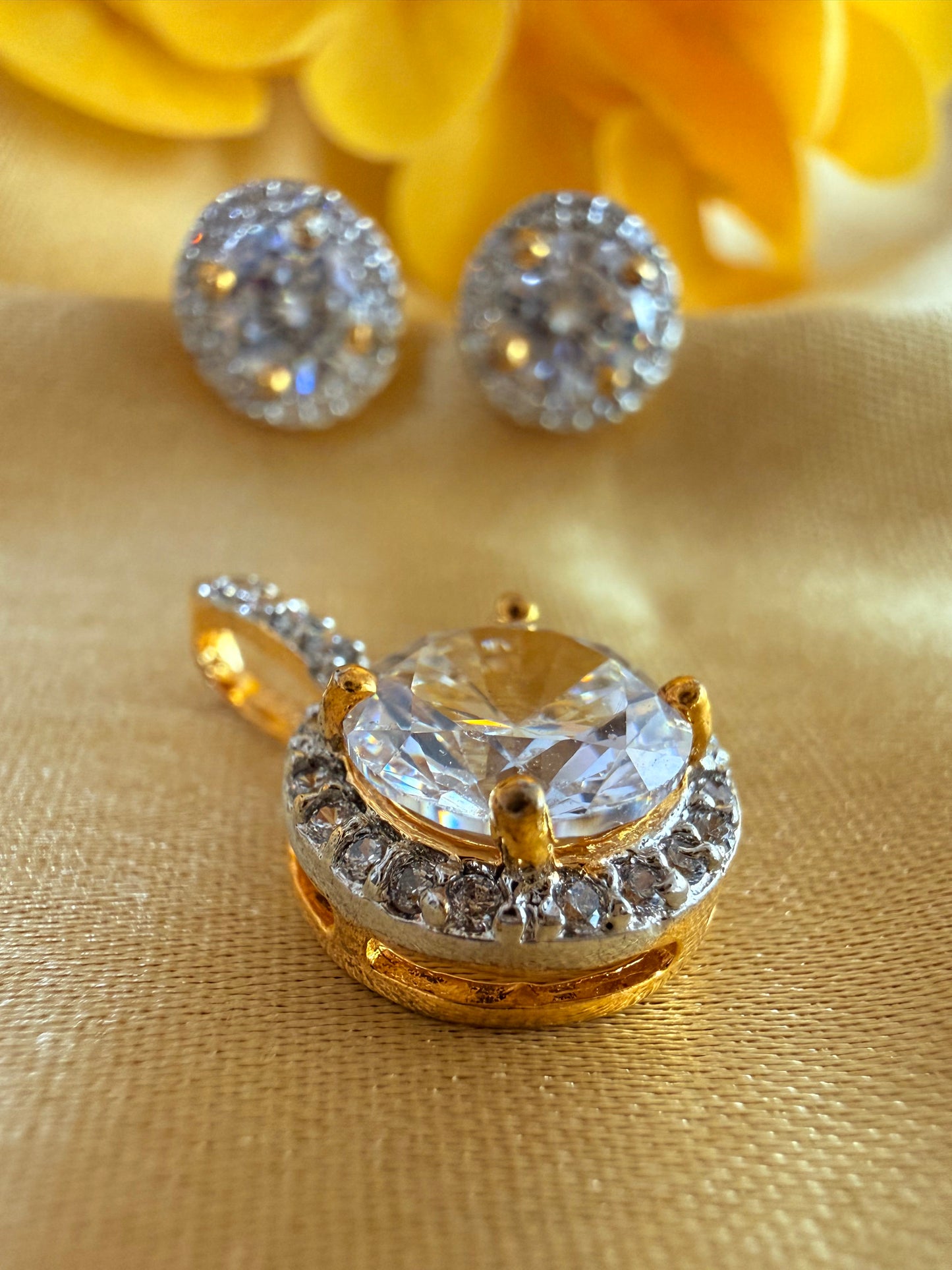 Cubic zirconia solitaire pendant set