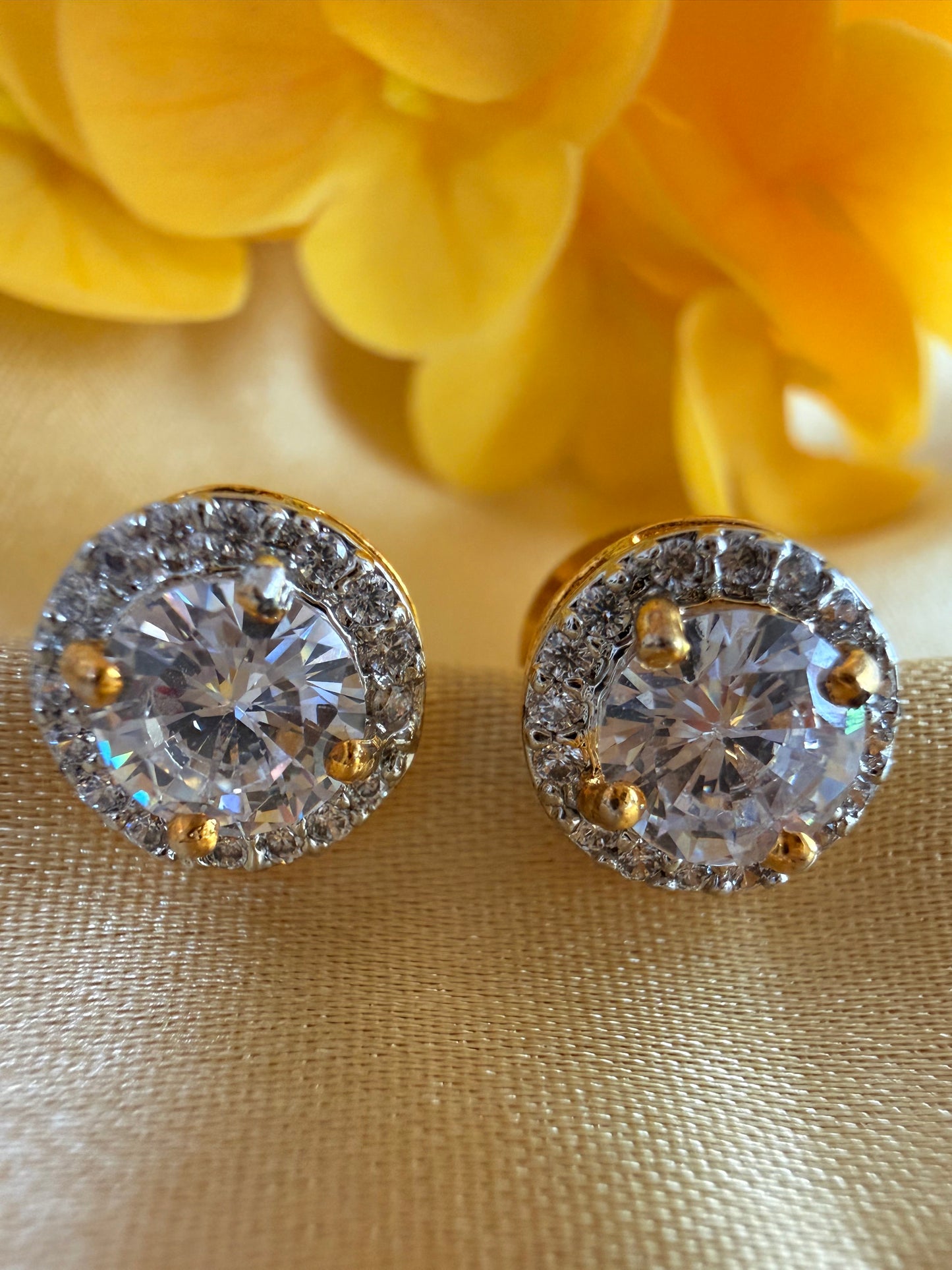 Cubic zirconia solitaire pendant set