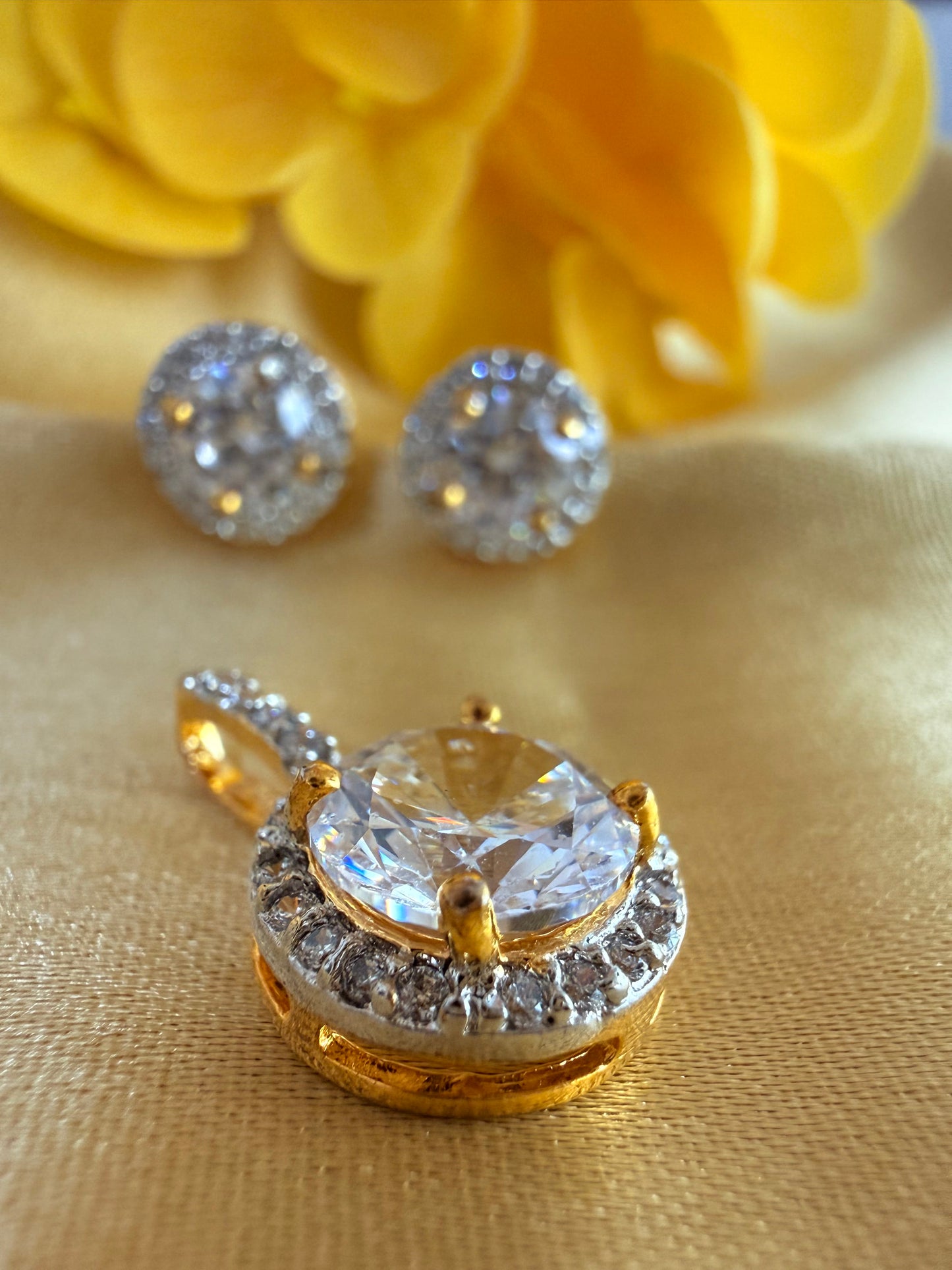 Cubic zirconia solitaire pendant set