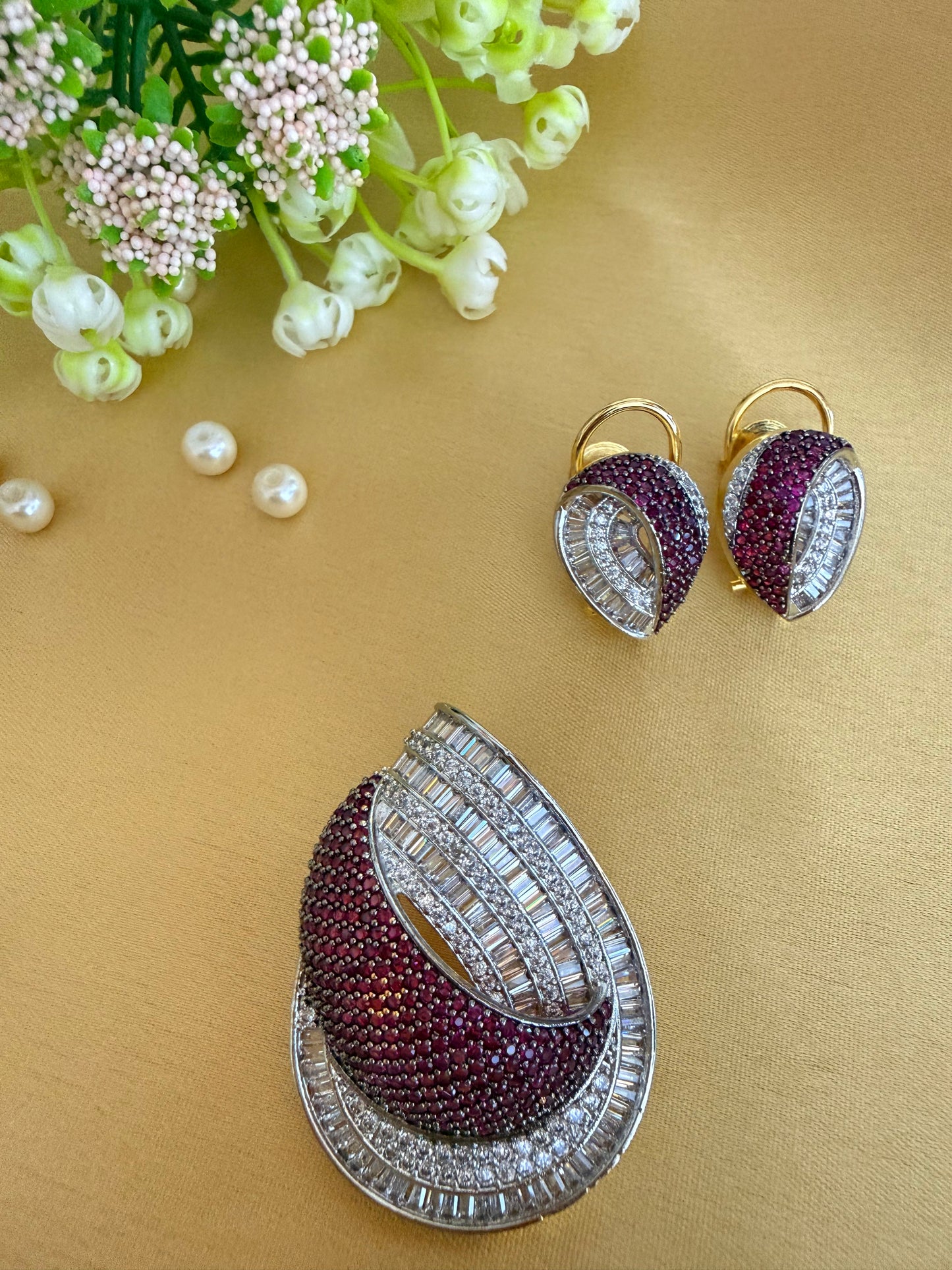 Luxurious leaf-inspired statement Pendant with Earrings