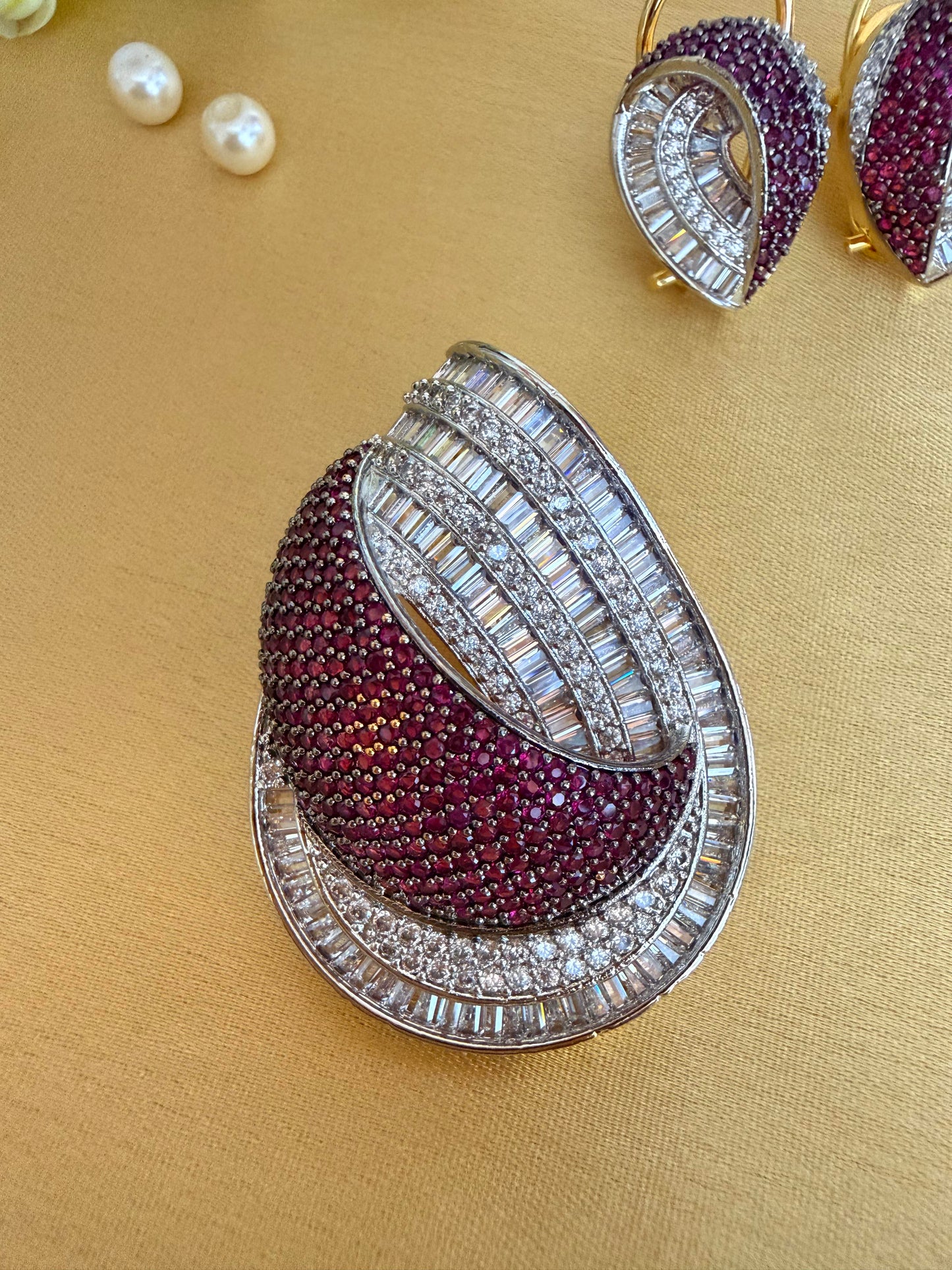 Luxurious leaf-inspired statement Pendant with Earrings