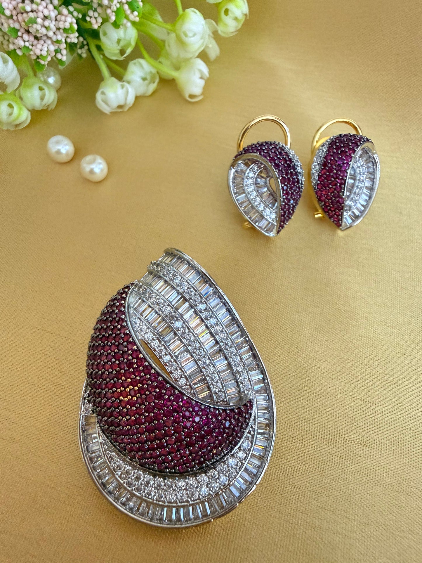 Luxurious leaf-inspired statement Pendant with Earrings