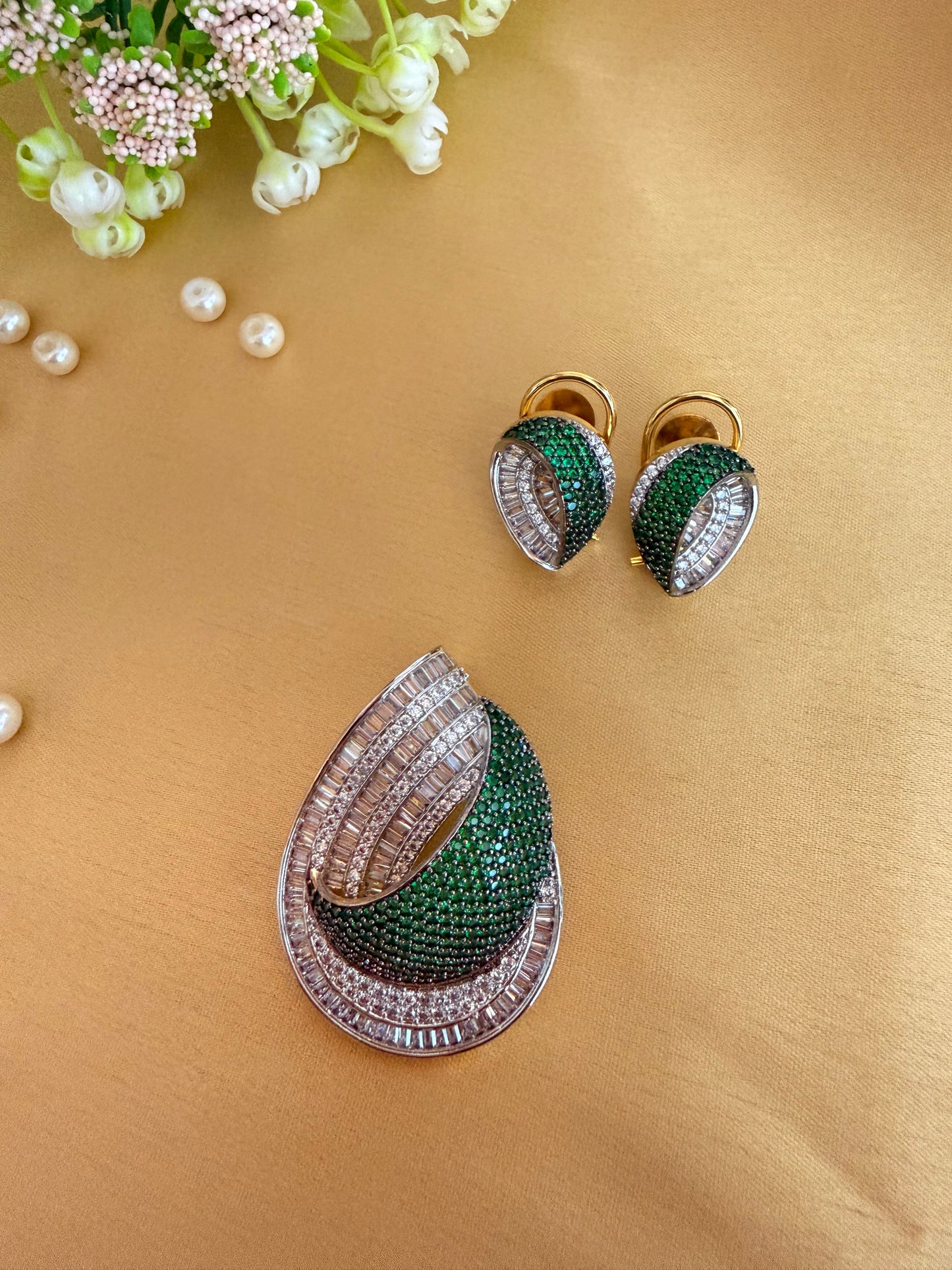 Luxurious leaf-inspired statement Pendant with Earrings