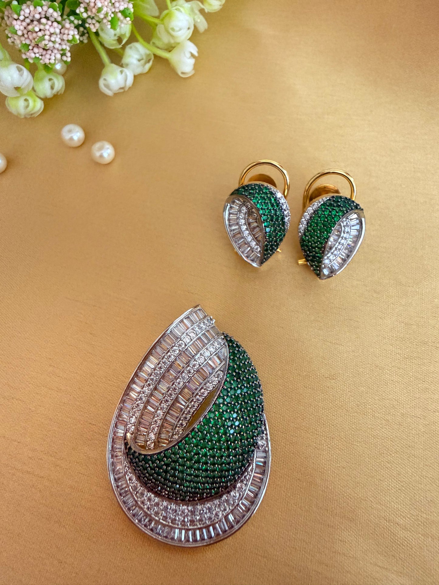 Luxurious leaf-inspired statement Pendant with Earrings