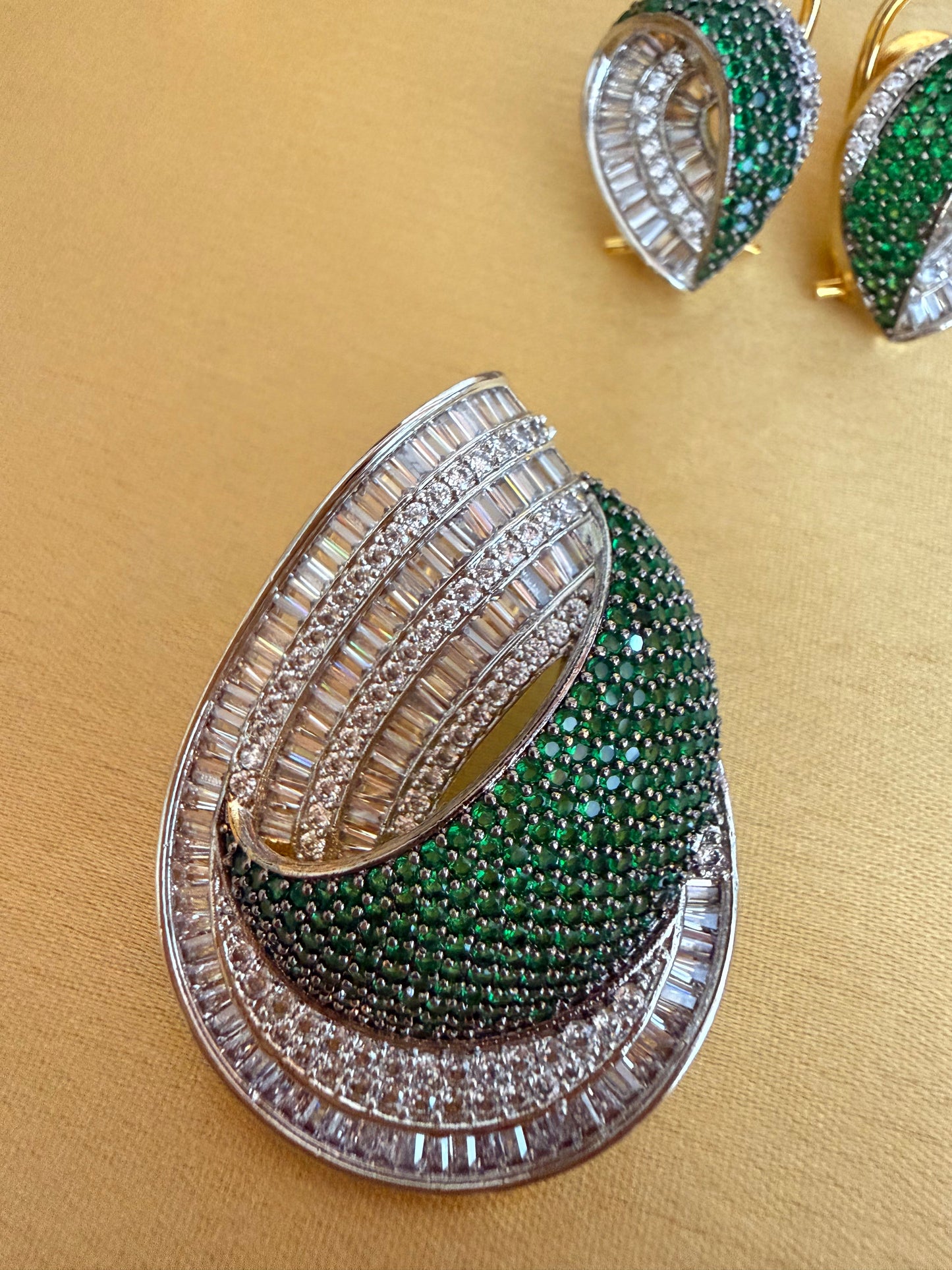Luxurious leaf-inspired statement Pendant with Earrings