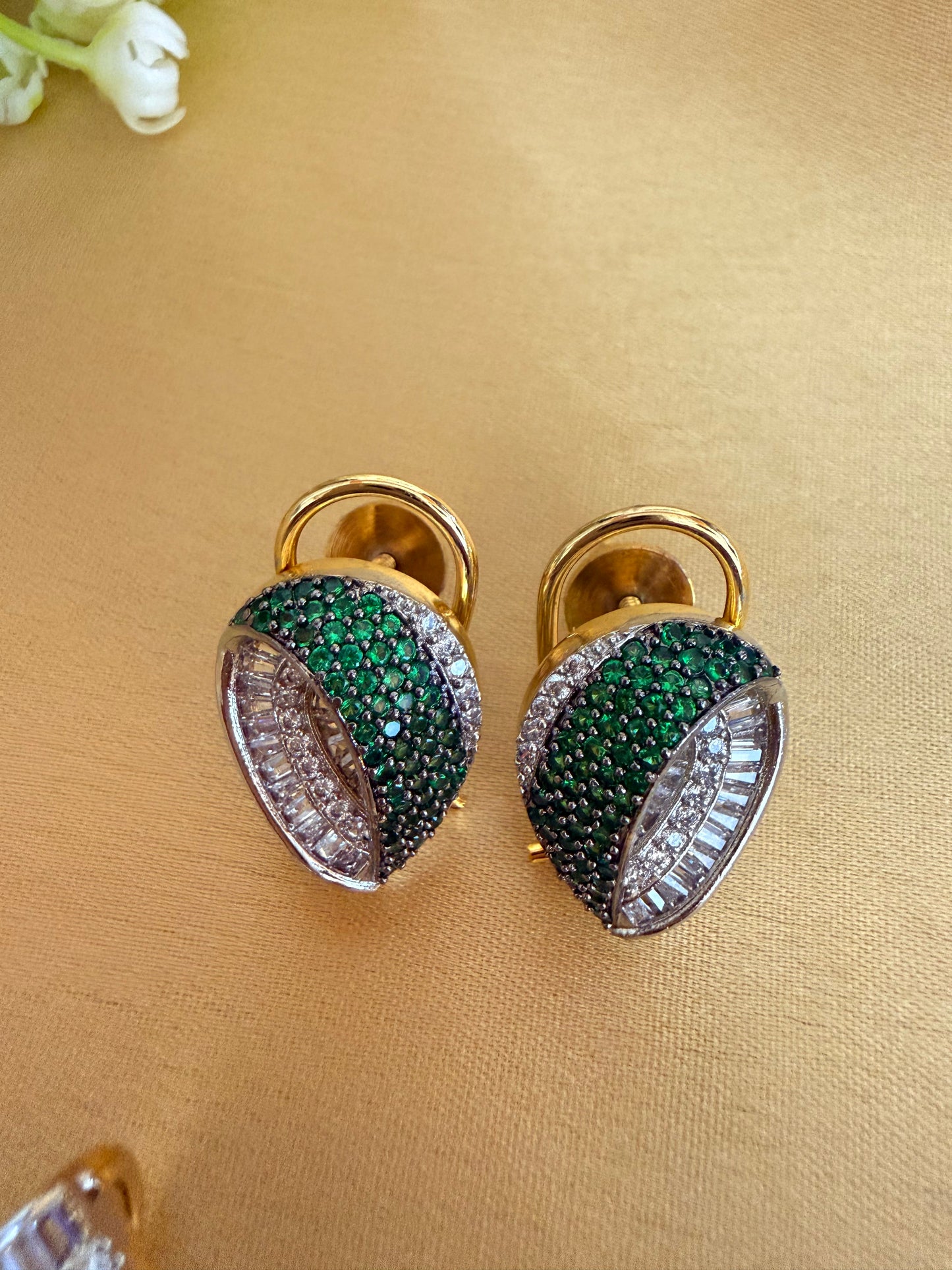 Luxurious leaf-inspired statement Pendant with Earrings