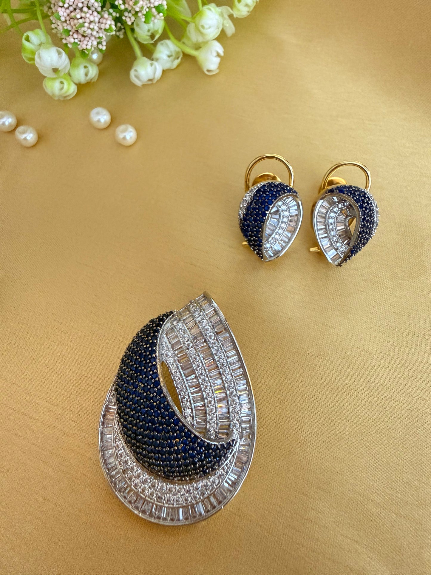 Luxurious leaf-inspired statement Pendant with Earrings