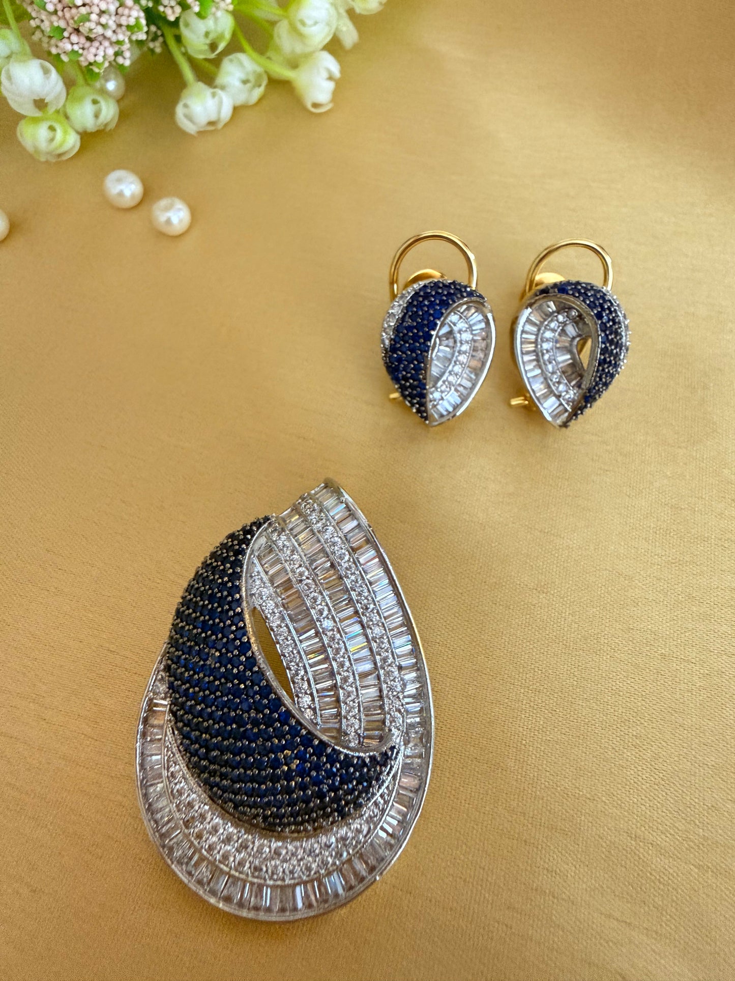 Luxurious leaf-inspired statement Pendant with Earrings
