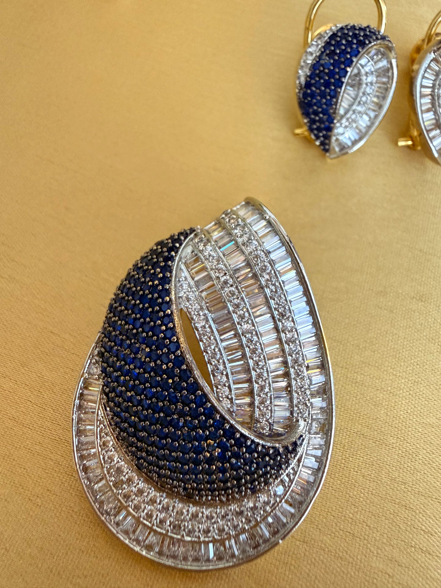 Luxurious leaf-inspired statement Pendant with Earrings