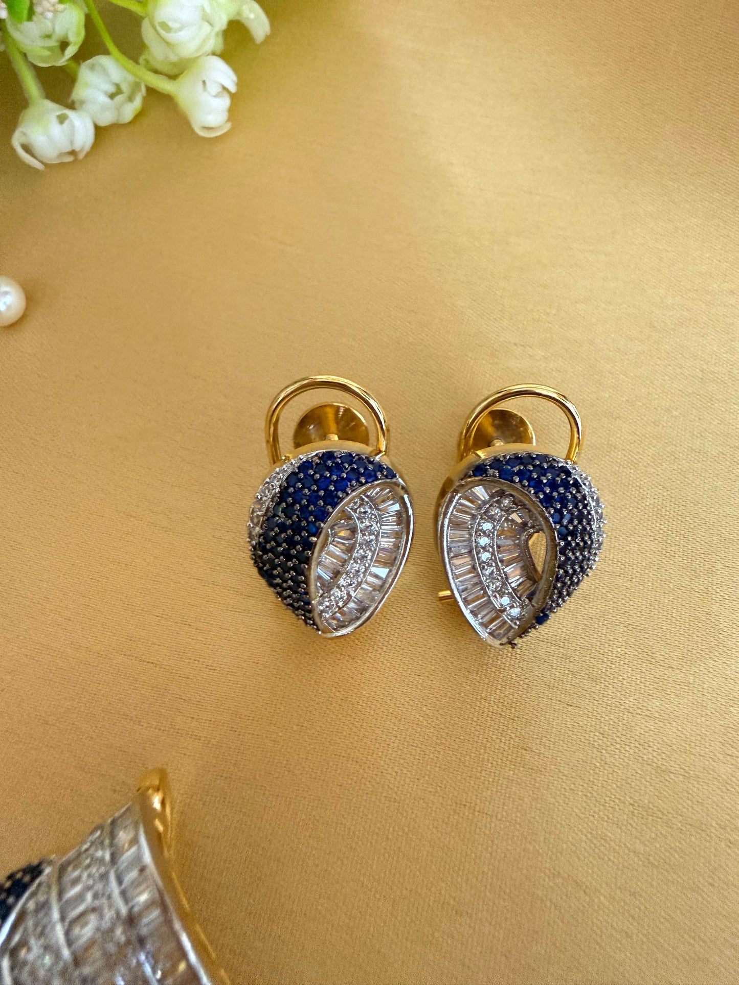Luxurious leaf-inspired statement Pendant with Earrings
