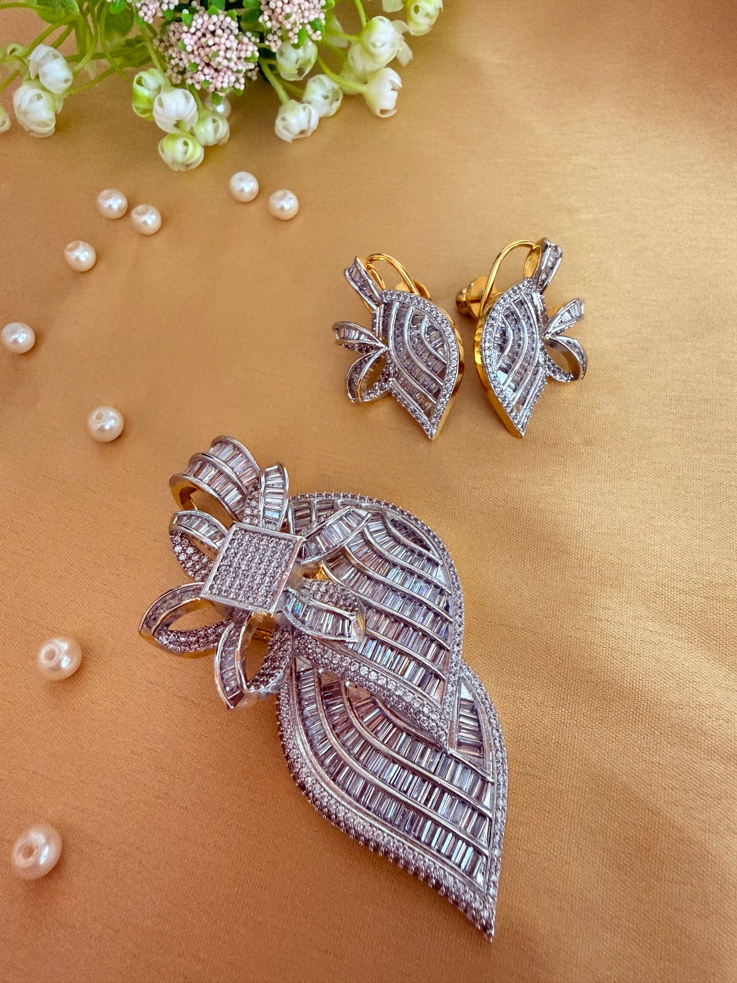 Luxurious leaf-inspired statement pendant and matching earrings