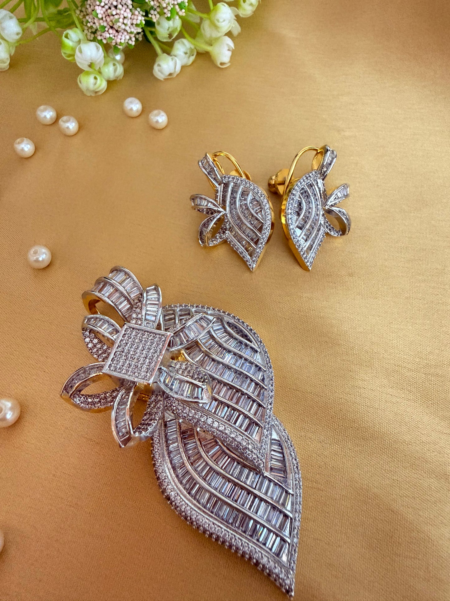 Luxurious leaf-inspired statement pendant and matching earrings