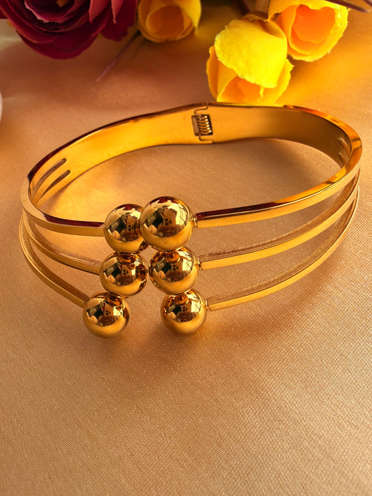 Triple-row architectural ball cuff