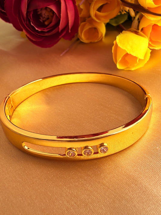 Flat-band silhouette/Triple-solitaire bangle
