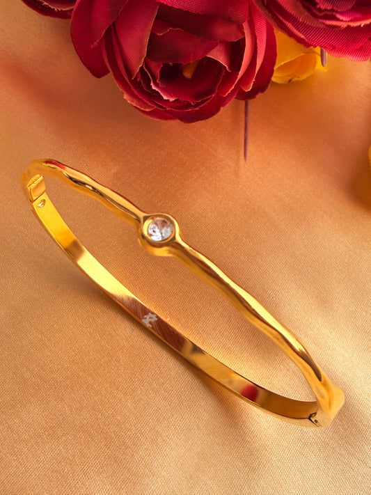 Minimalist solitaire wave bangle
